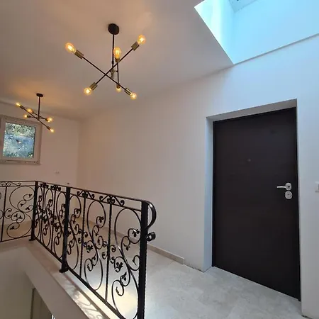 Villa Black & White - Heated Pool