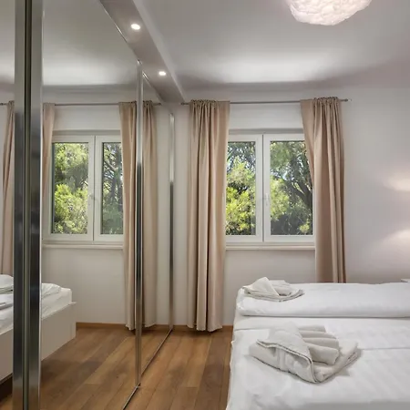 Villa Black & White - Heated Pool Pula