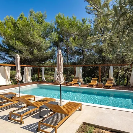 Villa Black & White - Heated Pool *