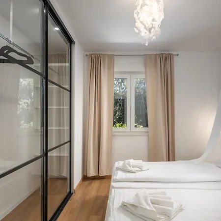 Villa Black & White - Heated Pool Pula