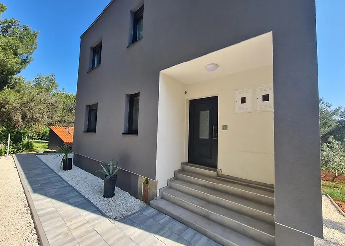 Black & White - Heated Pool * Pola