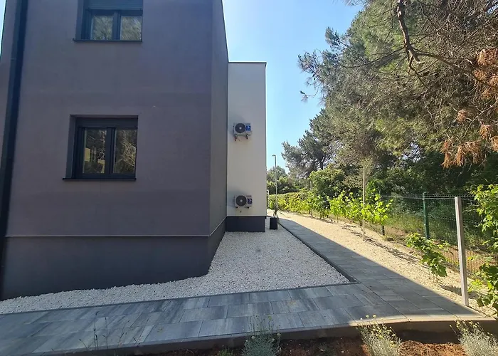 Villa Black & White - Heated Pool Pola