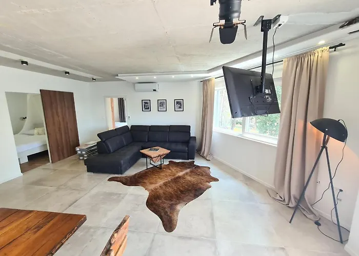 Black & White - Heated Pool * Pola