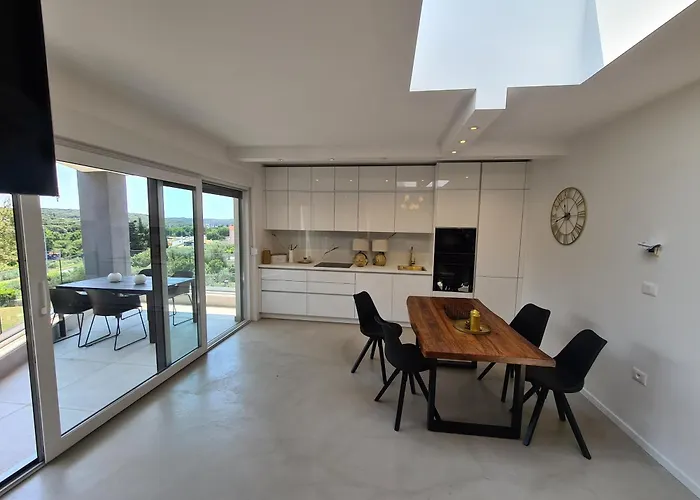 Black & White - Heated Pool Willa