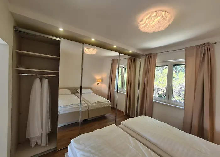 Black & White - Heated Pool Pola