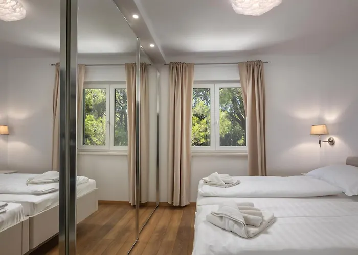 Willa Black & White - Heated Pool Pula