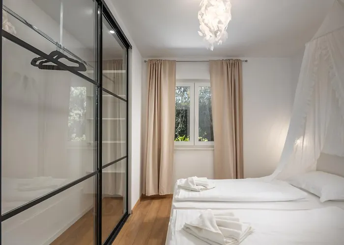 Villa Black & White - Heated Pool Pola