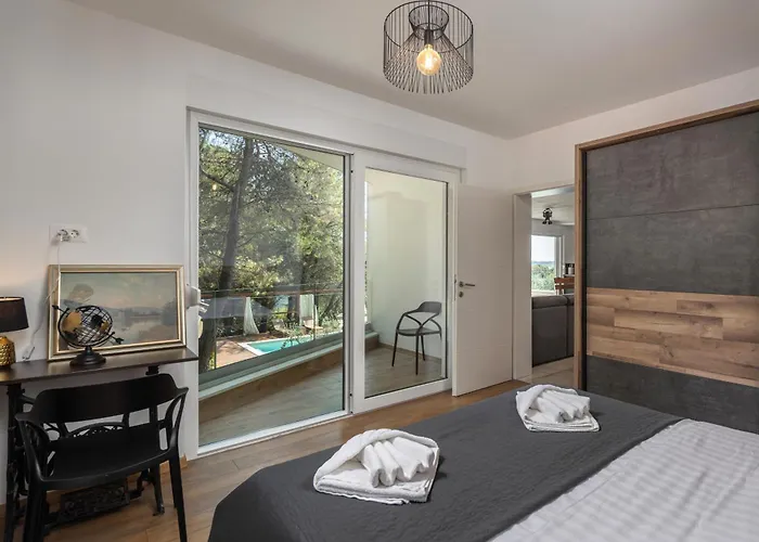 Black & White - Heated Pool Willa *