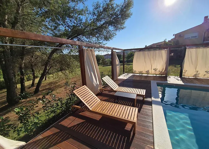 Black & White - Heated Pool *