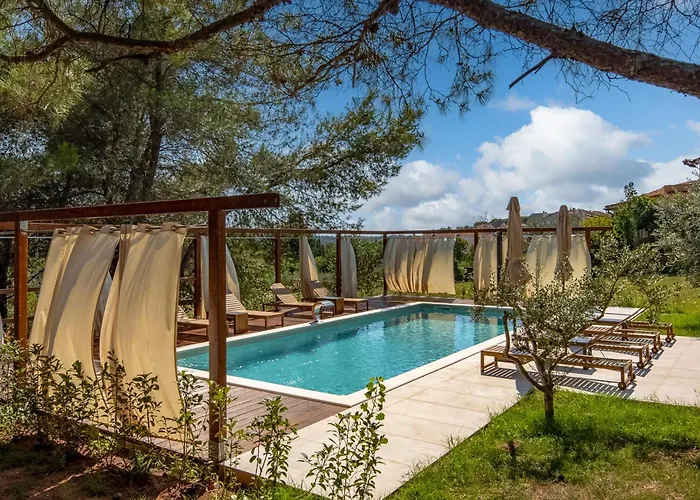 Black & White - Heated Pool * Pola