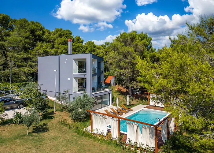 Black & White - Heated Pool Willa