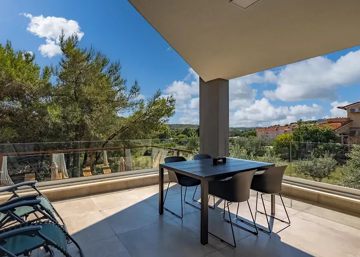 Black & White - Heated Pool *