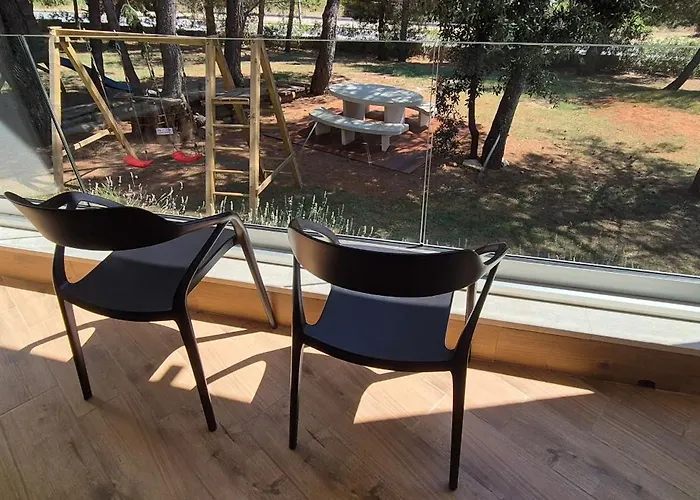 Black & White - Heated Pool * Pola