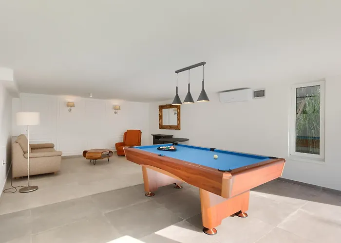 Black & White - Heated Pool Pola