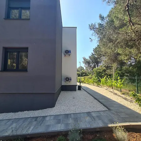 Vila Black & White - Heated Pool Pula