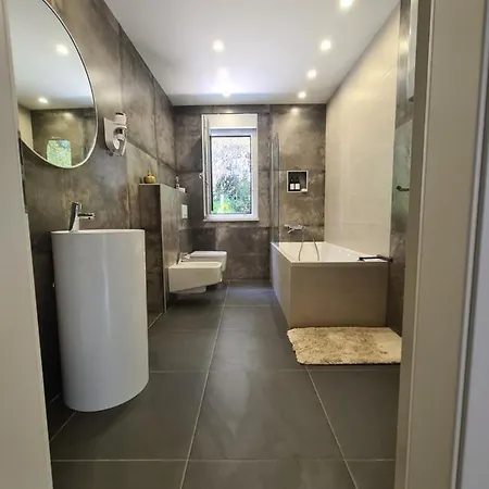 Black & White - Heated Pool *