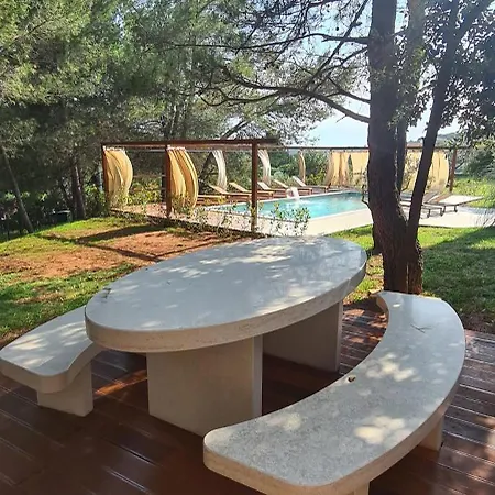 Black & White - Heated Pool Vila