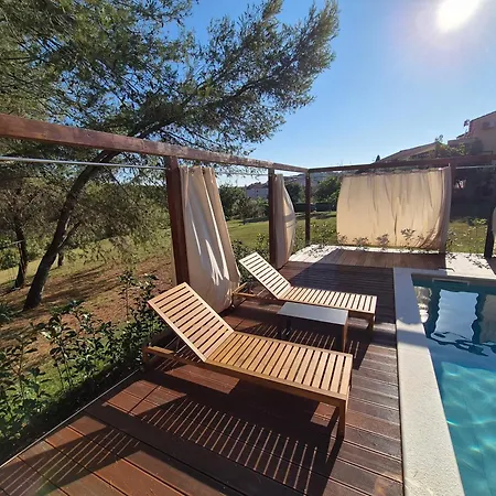 Black & White - Heated Pool *