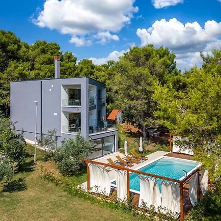 Black & White - Heated Pool Villa