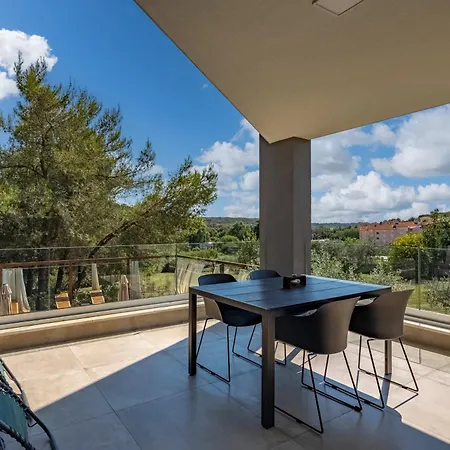 Black & White - Heated Pool *