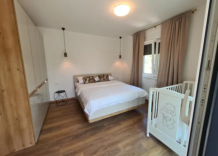 Black & White - Heated Pool *