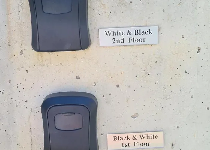 Black & White - Heated Pool Вілла