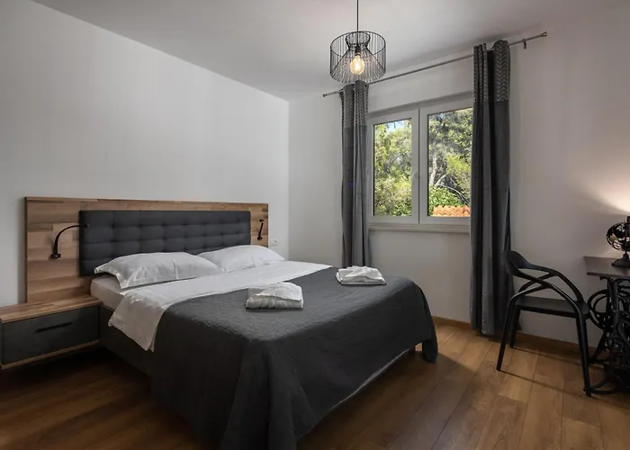 Black & White - Heated Pool * Пула