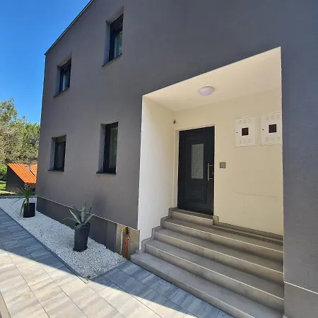 Black & White - Heated Pool * Pula