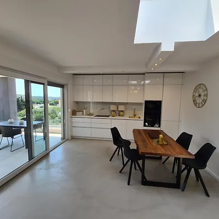 Black & White - Heated Pool Willa