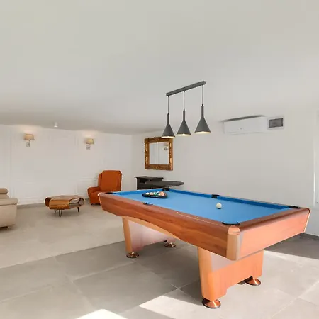 Black & White - Heated Pool Pula